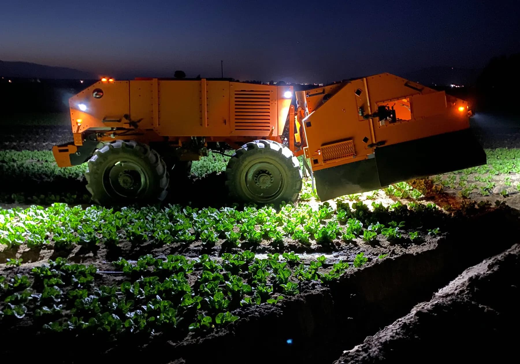 Robot agricol autonom care lucreaza noaptea pe camp