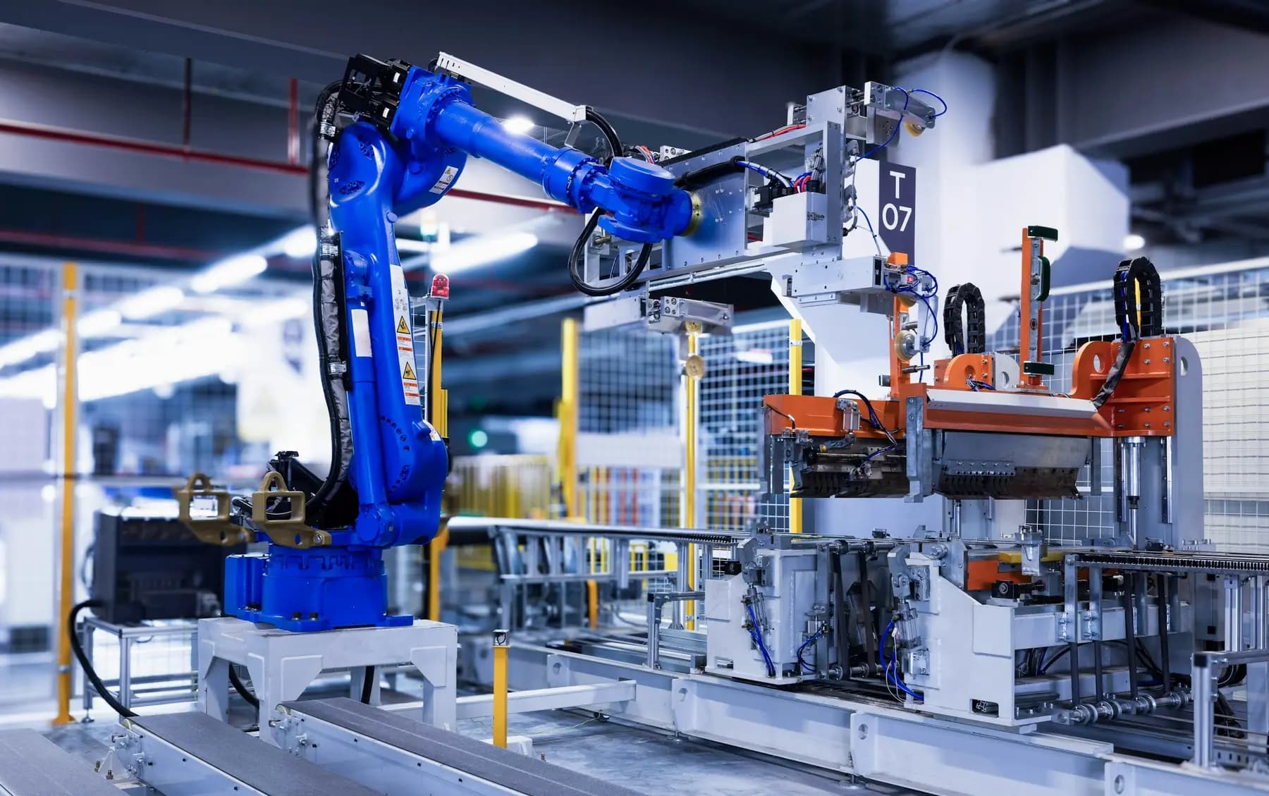 Brat robotic industrial intr-o fabrica automatizata