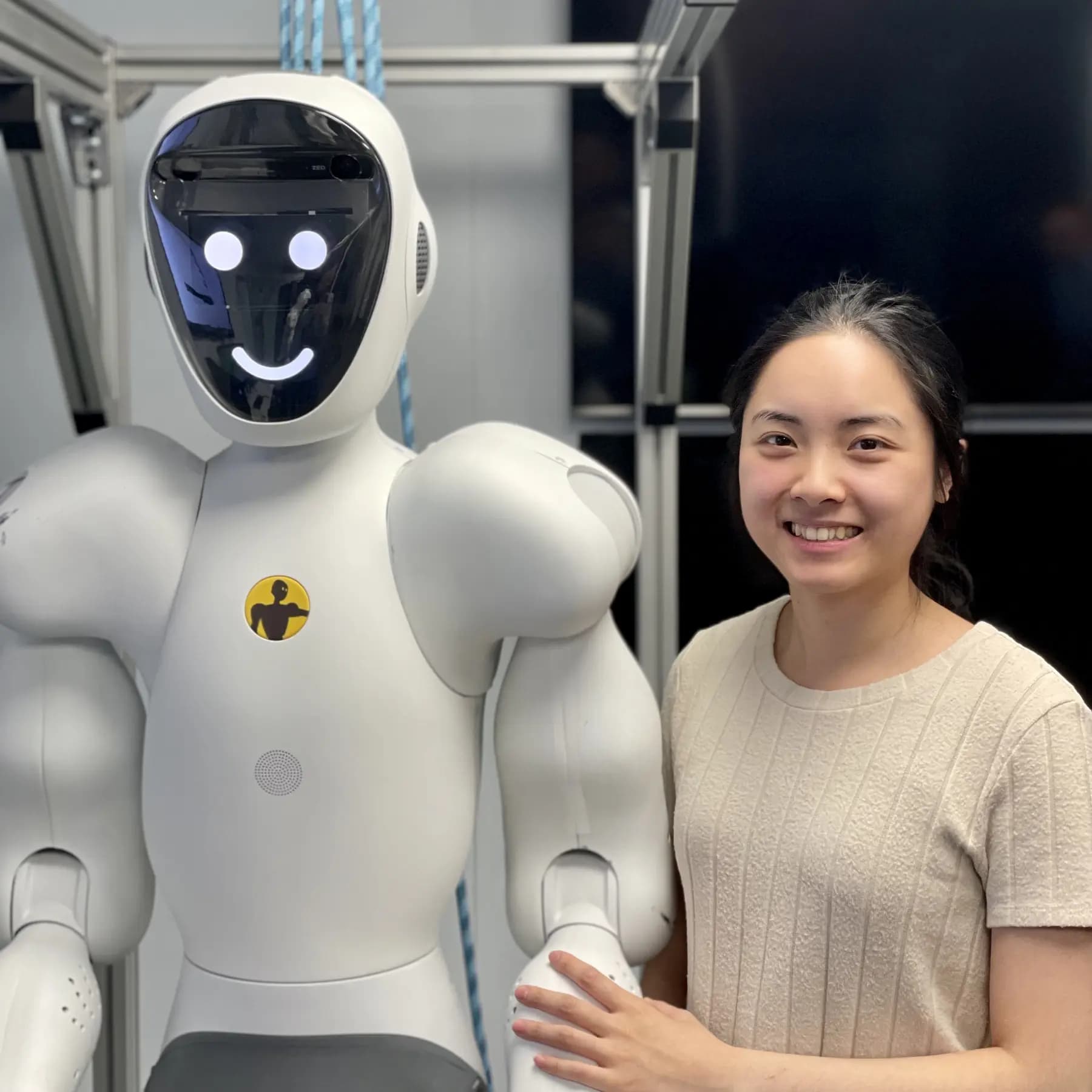 Robot umanoid real alaturi de un inginer