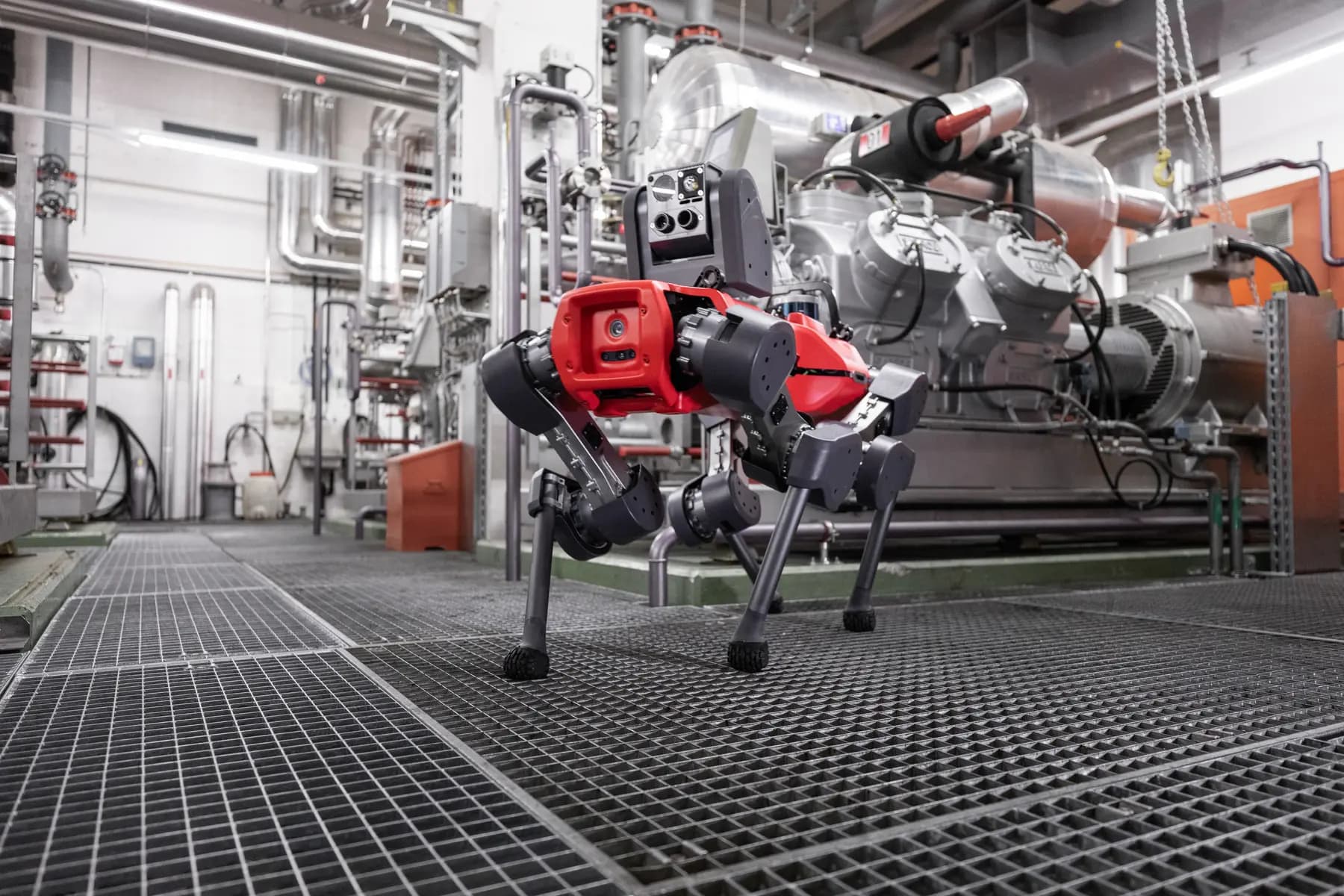 Robot patruped care inspecteaza o instalatie industriala