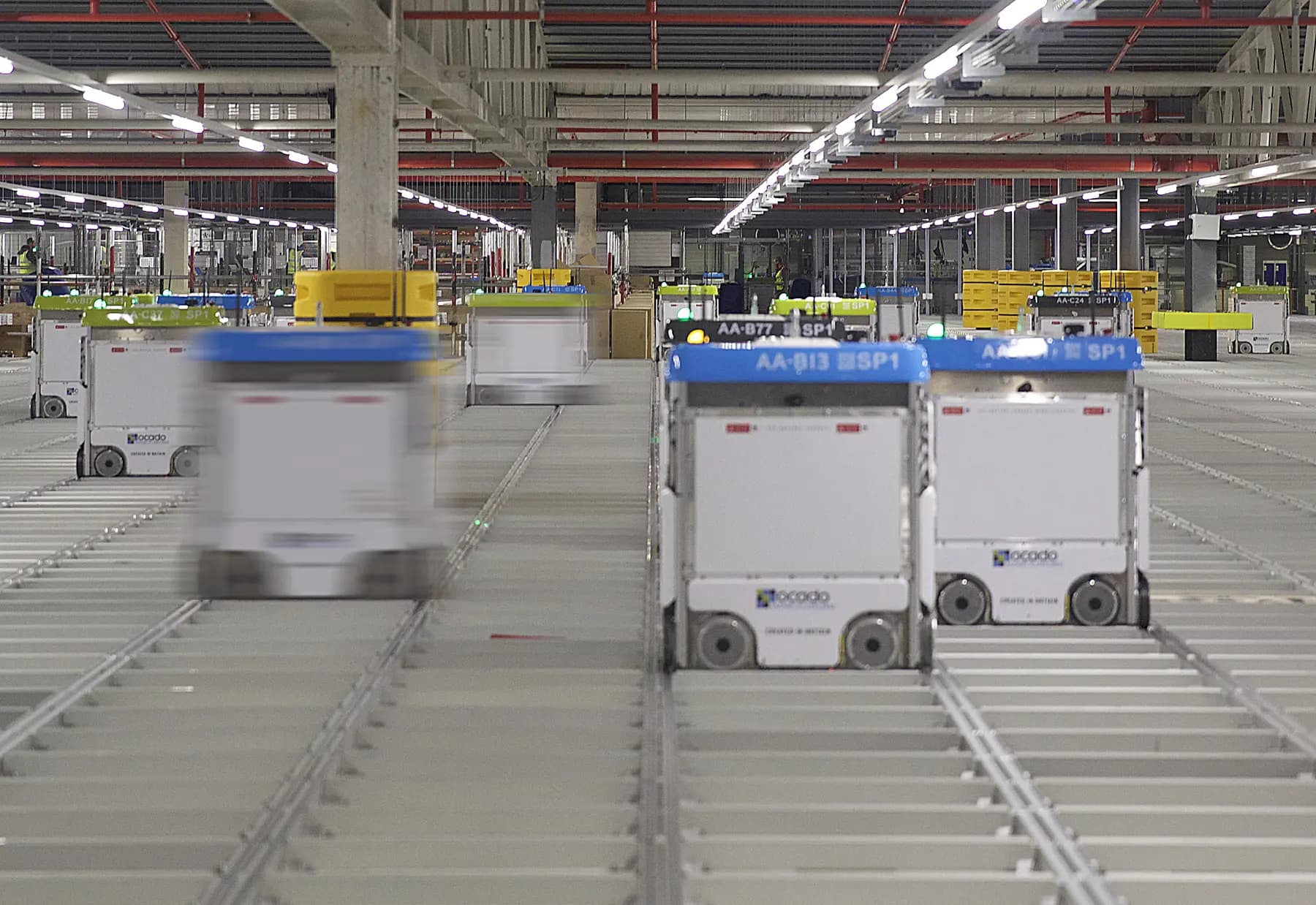 Roboti mobili autonomi intr-un depozit automatizat